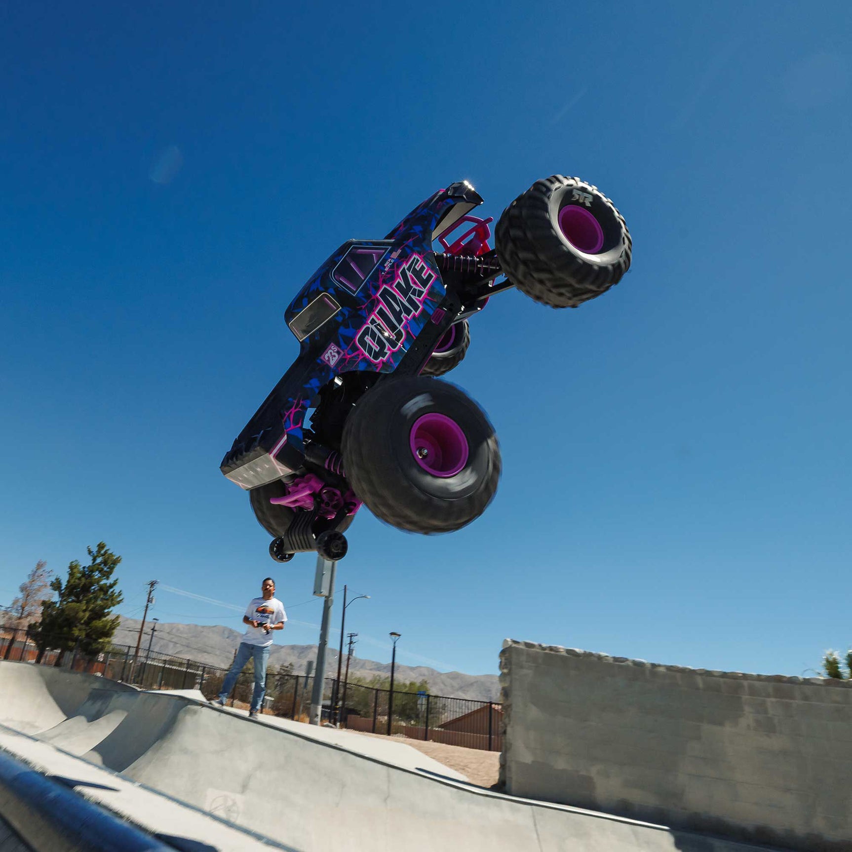 Quake 223S 1/10 2WD Monster Truck RTR, Purple