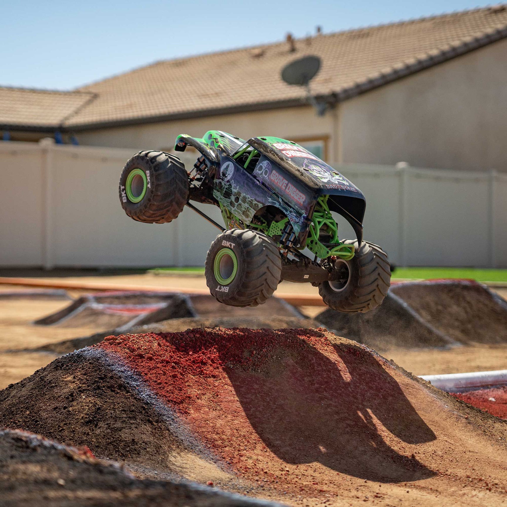 LMT 2.0 1/8 4X4 Solid Axle Monster Truck RTR, Grave Digger