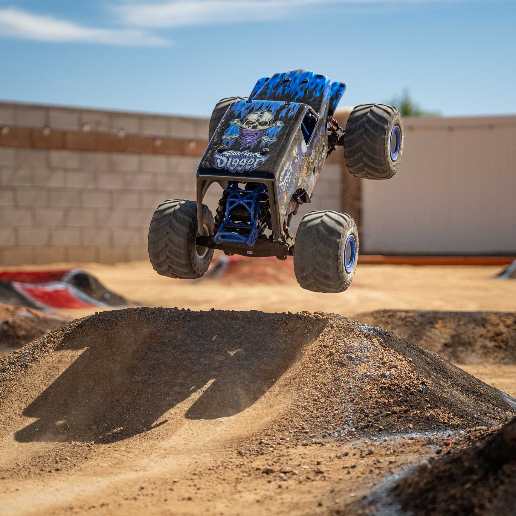 LMT 2.0 1/8 4X4 Solid Axle Monster Truck RTR, Son-Uva Digger